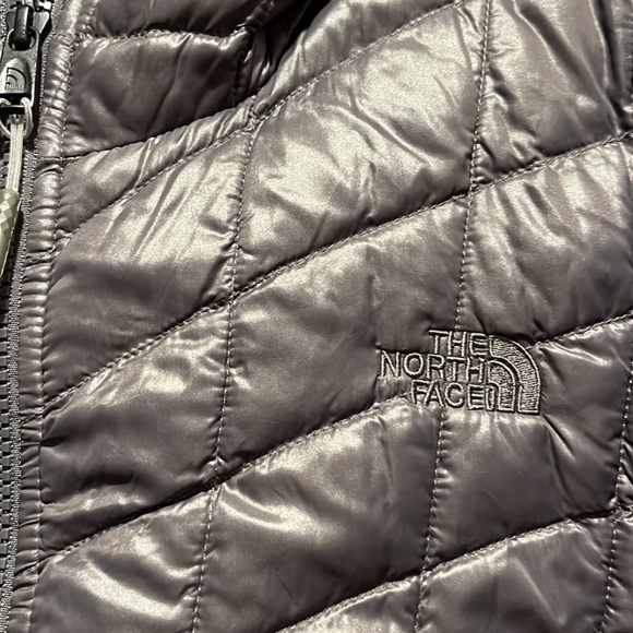 The North Face Thermoball jacket/coat. Grey Women size Medium - Picture 6 of 6